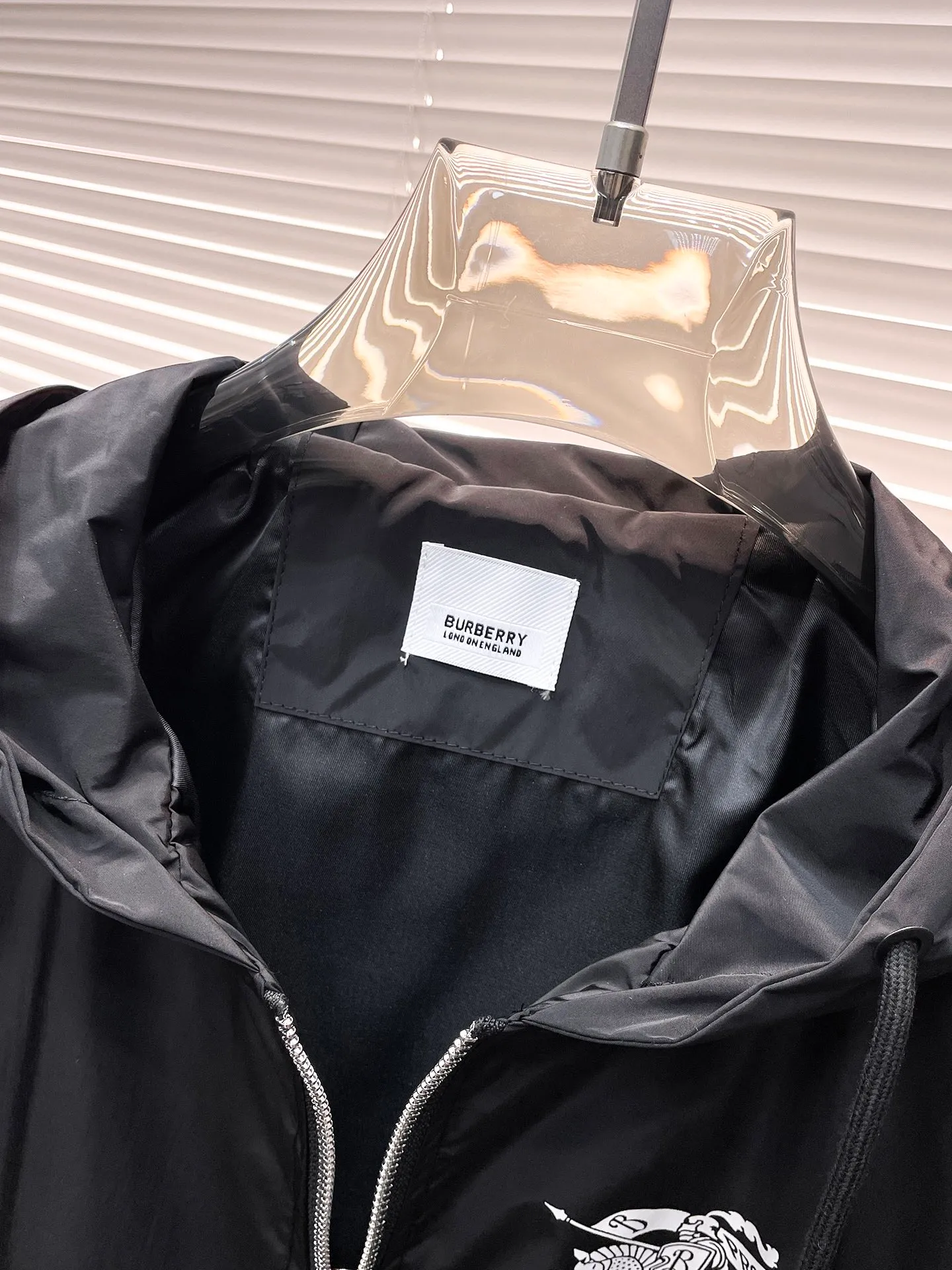 Baibaoli 2026 spring New Arrival jacket, new show product‼ The product is in perfect condition. It is comfortable and warm to wear on both sides. It has all three labels and the color is full and attractive. The design is very outstanding and can easily enhance the fashion sense. The workmanship is extremely sophisticated and rigorous, and the wiring is neat and meticulous! A masterpiece from a famous designer! The upper body does not look bloated and is super handsome! In Stock Sizes：M～XXXL